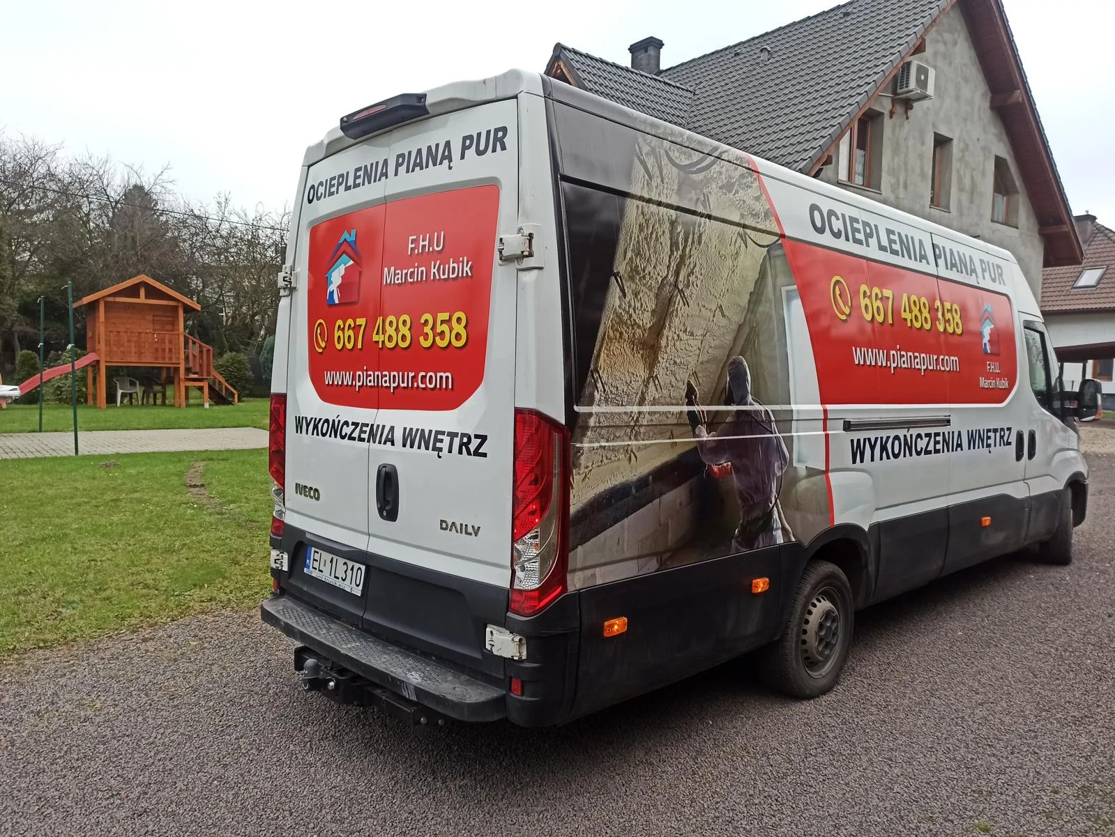 Firmowy samochód FHU Marcin Kubik — ocieplenia pianą PUR i wykończenia wnętrz