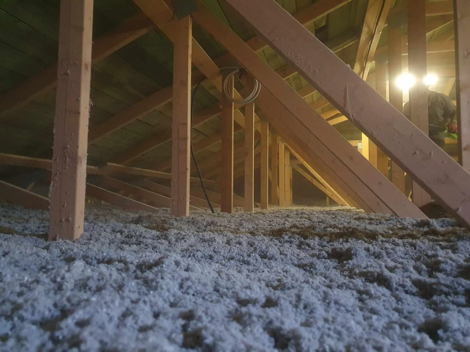 Ocieplanie celulozą — wdmuchana celuloza na stropie poddasza