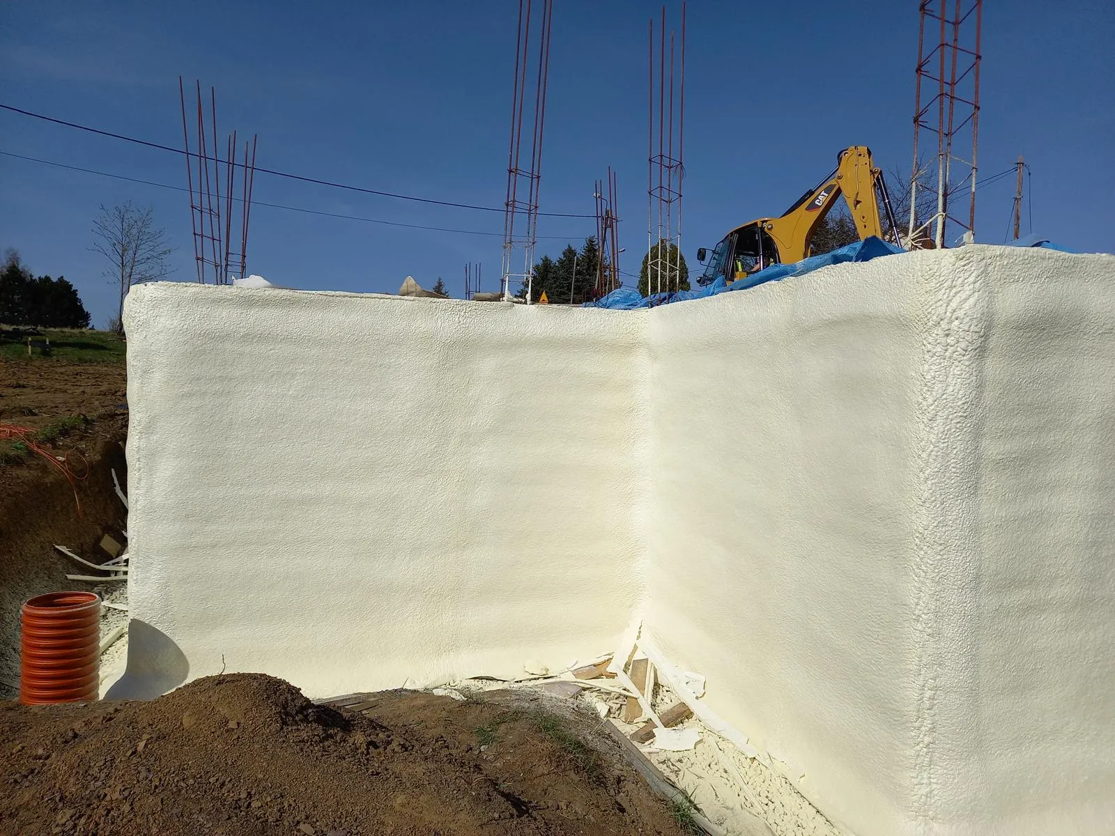 Piana zamkniętokomórkowa na fundamencie — izolacja zewnętrzna