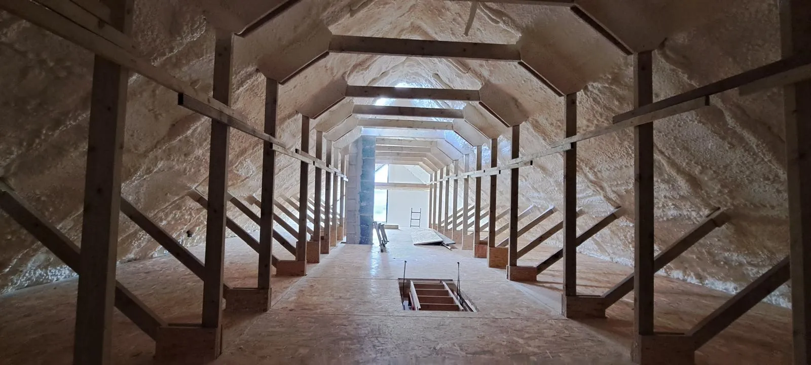 Ocieplenie pianą PUR — widok z wnętrza poddasza po natrysku