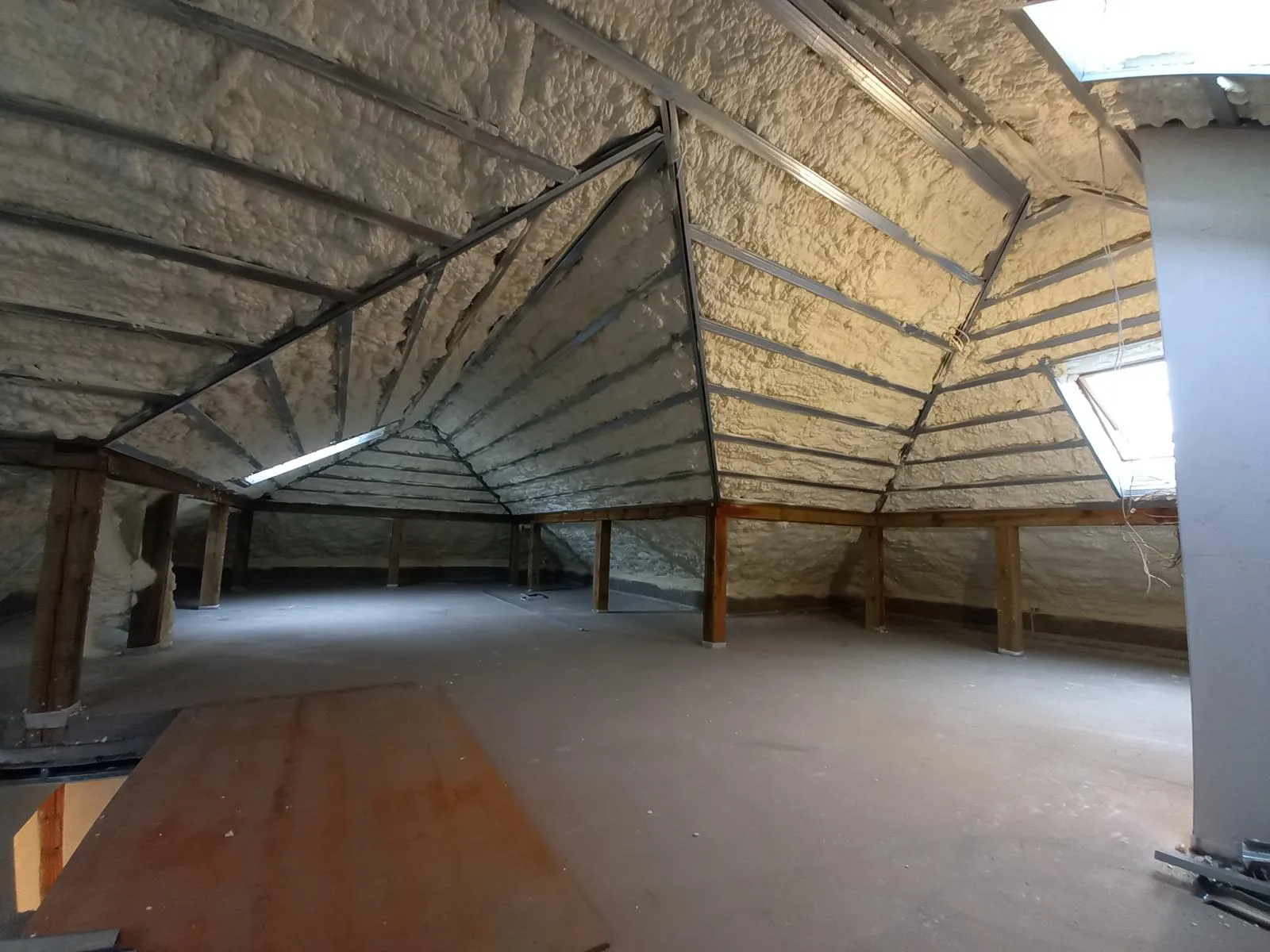 Piana otwartokomórkowa na poddaszu — widok po natrysku